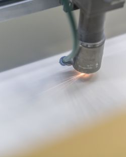 Découpe laser des substrats minces en céramique technique